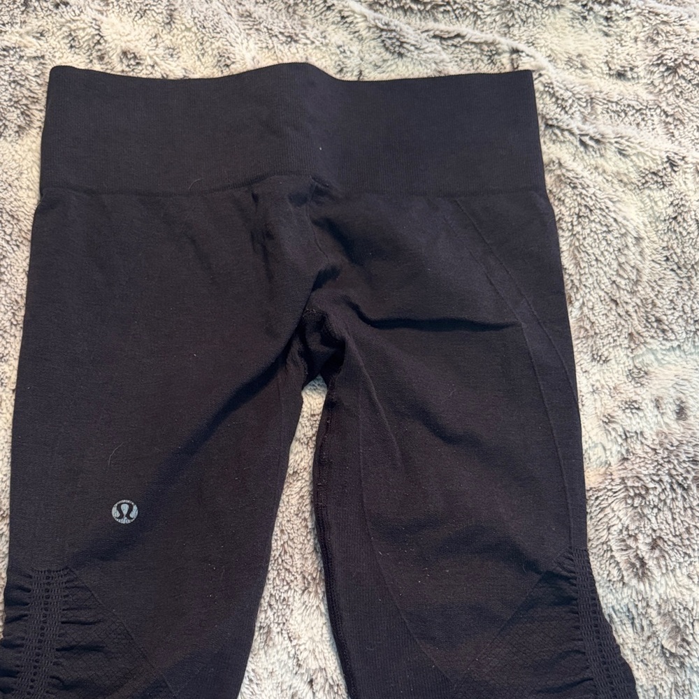 Lululemon Black Leggings in the flow cropped